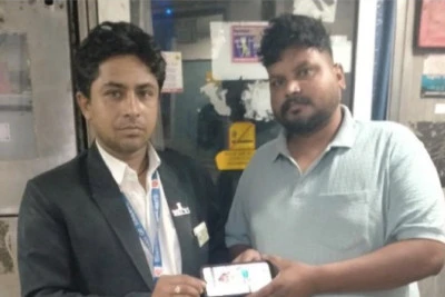 टीटीई की ईमानदारी बनी मिसाल, मुरादाबाद में यात्री का खोया मोबाइल सुरक्षित लौटाया