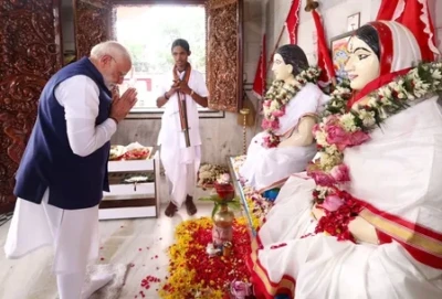 पश्चिम बंगाल में चुनाव प्रचार के बीच पूजा पाठ, मतुआ ठाकुर मंदिर में पहुंचे प्रधानमंत्री मोदी