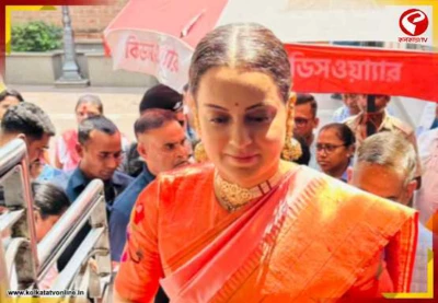 কালীঘাটে কঙ্গনা, মা কালীকে পুষ্পাঞ্জলি দিলেন অভিনেত্রী-সাংসদ