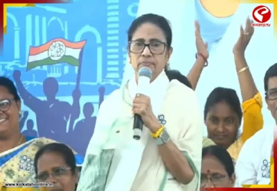 'মুখে লিউকোপ্লাস্ট কেন?' আরামবাগ থেকে মোদিকে টার্গেট মমতার