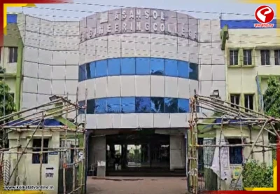 ফলপ্রকাশের আগে স্ট্রং রুমের পাহারায় তৃণমূল-বিজেপি কর্মীরা