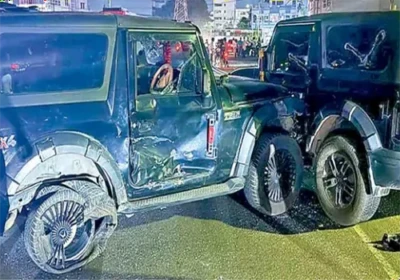 అమ్మాయి కోసం...బెజవాడలో జీప్‌లతో ఢీకొట్టుకొన్న యువకులు