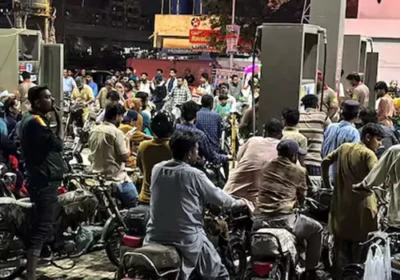 పాకిస్థాన్ లో లీటర్ పెట్రోల్ ఎంతో తెలుసా?
