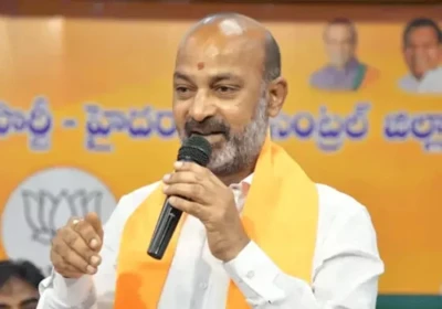 చట్టంపై గౌరవంతో భగీరథ్ను పోలీసులకు అప్పగించా : బండి సంజయ్
