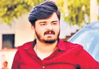 చర్లపల్లి సెంట్రల్ జైల్లో బండి భగీరథను కలిసిన తల్లి అపర్ణ, బంధువులు
