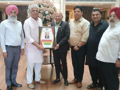 ਡਾ. ਪਰਵਿੰਦਰ ਸਿੰਘ ਪ੍ਰਧਾਨ ਵਿਸ਼ਵ ਬੁੱਧ ਫੈਡਰੇਸ਼ਨ ਵਲੋਂ ਪੰਜਾਬ ਭਵਨ ਸਰੀ ਕੈਨੇਡਾ ਦੇ ਸੰਸਥਾਪਕ ਸੁੱਖੀ ਬਾਠ ਦਾ 'ਗੌਰਵ ਪੰਜਾਬ ਦਾ' ਐਵਾਰਡ ਨਾਲ ਸਨਮਾਨ