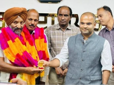 ਗੁਰਦਾਸਪੁਰ: DC ਦਫ਼ਤਰ ਦੇ ਦੋ ਕਰਮਚਾਰੀ ਸੇਵਾ ਮੁਕਤ, ਨਿੱਘੀ ਵਿਦਾਇਗੀ ਪਾਰਟੀ ਨਾਲ ਸਨਮਾਨਿਤ