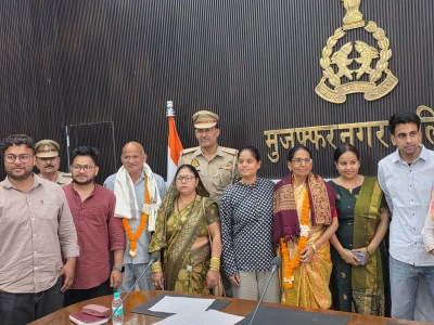 मुजफ्फरनगर: सेवानिवृत्त पुलिसकर्मियों को भावभीनी विदाई, एसपी क्राइम ने स्मृति चिन्ह भेंट कर सराहा योगदान