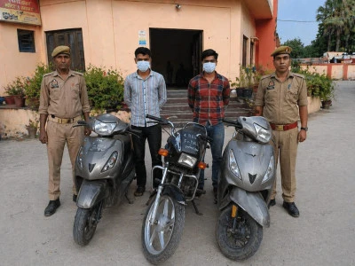 नोएडा में दो वाहन चोर गिरफ्तार, चोरी की स्कूटी और अवैध हथियार बरामद