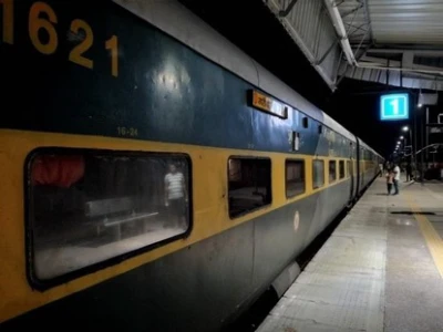गरीबरथ एक्सप्रेस में गिरा एसी डक्ट, यात्री बाल-बाल बचा; कई ट्रेनों में सुविधाओं पर उठे सवाल