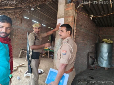 रामपुर बरकोनिया पुलिस की कार्यवाही , न्यायालय के आदेश पर धारा 84 BNSS के तहत दो अभियुक्तों के घर मुनादी कराते हुए नोटिस चस्पा
