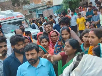 युवक की करंट लगने से मौ,परिजनों ने सड़क जाम कर किया प्रदर्शन