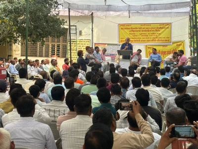 मेरठ मुख्यालय पर बिजली कर्मचारियों का जमावड़ा, उत्पीड़नात्मक कार्रवाई वापस लेनें की मांग