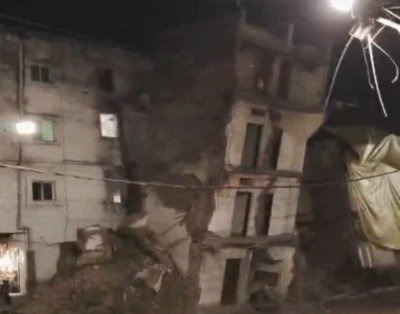 पोकलेन मशीन से तोड़फोड़ के बीच हादसा, तीन मंजिला मकान गिरा, रहवासियों ने लगाए लापरवाही का आरोप