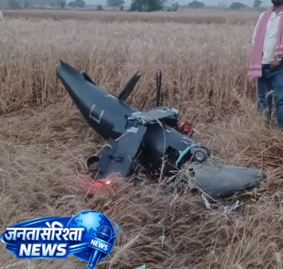 ALERT: गेहूं के खेत में गिरा ड्रोन, मौके पर जुटी भीड़