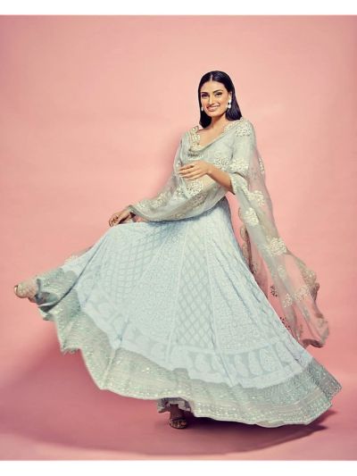 Athiya Shetty Wore This Chikankari Lehenga Set For The Kapil Sharma Show Charmboard Dailyhunt Athiya shetty is the daughter of sunil shetty and mana shetty. athiya shetty wore this chikankari