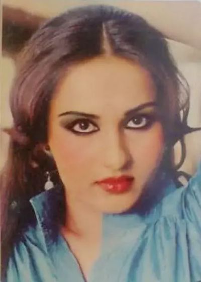 कभी अपनी खूबसूरती से बॉलीवुड पर राज कर रही थी यह अभिनेत्री, अब बदल गई है पूरी तरह... कभी अपनी खूबसूरती से बॉलीवुड पर राज कर रही थी यह अभिनेत्री, अब बदल गई है पूरी तरह...
