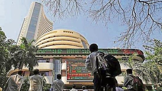 Sensex rallies 397 points to close at 52,769; Nifty ends above 15,800