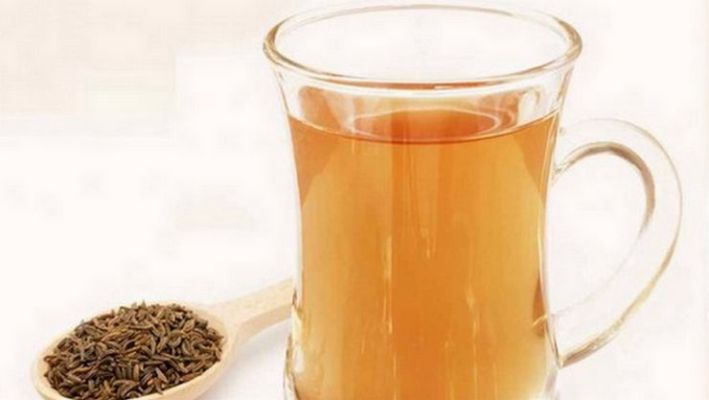 ஆனால் நாம் வெறுக்கும் சில பொருட்களில் மருத்துவக்குணம் நிறைந்திருக்கிறது. அதிலும் சில முக்கியமான உணவாக சீரகம் உள்ளது. குறிப்பாக தினமும் தண்ணீருடன் சிறிது சீரகத்தைப் போட்டு நன்கு கொதிக்க வைத்து 'சீரகக் குடிநீர்' தயார் செய்து வைத்துக் கொள்ளவும். இதை, நாள்முழுவதும், அவ்வப்போது பருகி வர, எந்தவித அஜீரணக் கோளாறுகளும் வராது. நீர்மூலம் பரவும் நோய்களைத் தடுக்கலாம். பசி ருசியைத் தூண்டும் தன்மையும் உண்டு. நாள்தோறும் சிறிது சீரகத்தை மென்று தின்று ஒரு டம்ளர் குளிர்ந்த நீரைக் குடித்தால் தலைச்சுற்று குணமாகும். அதுமட்டுமின்றி மோருடன் சீரகம், இஞ்சி, சிறிது உப்பு சேர்த்துக் கொண்டால் வாயுத் தொல்லை நீங்கும். ஒரு பாத்திரத்தில் கொஞ்சம் சீரகத்தை இஞ்சி, எலுமிச்சம் பழச்சாறில் கலந்து ஒருநாள் ஊறவைத்துக் கொள்ளவும். இதை, தினம் இருவேளை வீதம் மூன்று நாட்கள் சாப்பிட்டு வர, பித்தம் மொத்தமாகக் குணமாகும். சுக்கு, சீரகம், மிளகு, திப்பிலி ஆகியவற்றைத் தேனில் கலந்து சாப்பிட்டால் எல்லா உடல் உள்உறுப்புகளையும் சீராக இயங்கச் செய்வதோடு, கோளாறு ஏற்படாது தடுக்கும். எனவே, வாரம் ஒருமுற தடுப்பு முறையாகக் கூட இதைச் சாப்பிடலாம். திராட்சைப் பழச்சாறுடன், சிறிது சீரகத்தைத் தூள் சேர்த்துக் கொண்டால், ஆரம்பநிலை இரத்த அழுத்த நோய் குணமாகும். அதுமட்டுமின்றி, சிறிது சீரகம், நல்லமிளகு பொடித்து எண்ணெயிலிட்டுக் காய்ச்சி, அந்த எண்ணெயத் தலையில் தேய்த்துக் குளித்தால், கண் எரிச்சல், கண்ணிலிருந்து நீர் வடிதல் நீங்கும். அகத்திக்கீரையுடன், சீரகம், சின்னவெங்காயம் சேர்த்து கஷாயம் செய்து அத்துடன் கருப்பட்டி பொடித்திட்டு சாப்பிட்டால், மன அழுத்தம் மாறும். ஆரம்பநில மனநோய் குணமாகும். சீரகம், சுக்கு, மிளகு, தனியா, சித்தரத்தை இவ்வைந்தையும் சேர்த்துத் தூளாக்கி வைத்துக் கொள்ளவும். இதில் இரண்டு சிட்டிகை வீதம், தினம் இரண்டுவேளையாக சாப்பிட்டால், உடல் அசதி நீங்கி, புத்துணர்ச்சி ஏற்படும். மஞ்சள் வாழைப் பழத்துடன், சிறிது சீரகம் சேர்த்துச் சாப்பிட்டு வந்தால் உடல் எடை குறையும. அதுமட்டுமின்றி சீரகத்தை தினந்தோறும் சேர்த்துக் கொண்டால் நம் உடலில் ஏற்படும் மாற்றங்களை நாம் நன்கு அறிய முடியும். ஆனால் நாம் வெறுக்கும் சில பொருட்களில் மருத்துவக்குணம் நிறைந்திருக்கிறது. அதிலும் சில முக்கியமான உணவாக சீரகம் உள்ளது. குறிப்பாக தினமும் தண்ணீருடன் சிறிது சீரகத்தைப் போட்டு நன்கு கொதிக்க வைத்து 'சீரகக் குடிநீர்' தயார் செய்து வைத்துக் கொள்ளவும். இதை, நாள்முழுவதும், அவ்வப்போது பருகி வர, எந்தவித அஜீரணக் கோளாறுகளும் வராது. நீர்மூலம் பரவும் நோய்களைத் தடுக்கலாம். பசி ருசியைத் தூண்டும் தன்மையும் உண்டு. நாள்தோறும் சிறிது சீரகத்தை மென்று தின்று ஒரு டம்ளர் குளிர்ந்த நீரைக் குடித்தால் தலைச்சுற்று குணமாகும். அதுமட்டுமின்றி மோருடன் சீரகம், இஞ்சி, சிறிது உப்பு சேர்த்துக் கொண்டால் வாயுத் தொல்லை நீங்கும். ஒரு பாத்திரத்தில் கொஞ்சம் சீரகத்தை இஞ்சி, எலுமிச்சம் பழச்சாறில் கலந்து ஒருநாள் ஊறவைத்துக் கொள்ளவும். இதை, தினம் இருவேளை வீதம் மூன்று நாட்கள் சாப்பிட்டு வர, பித்தம் மொத்தமாகக் குணமாகும். சுக்கு, சீரகம், மிளகு, திப்பிலி ஆகியவற்றைத் தேனில் கலந்து சாப்பிட்டால் எல்லா உடல் உள்உறுப்புகளையும் சீராக இயங்கச் செய்வதோடு, கோளாறு ஏற்படாது தடுக்கும். எனவே, வாரம் ஒருமுற தடுப்பு முறையாகக் கூட இதைச் சாப்பிடலாம். திராட்சைப் பழச்சாறுடன், சிறிது சீரகத்தைத் தூள் சேர்த்துக் கொண்டால், ஆரம்பநிலை இரத்த அழுத்த நோய் குணமாகும். அதுமட்டுமின்றி, சிறிது சீரகம், நல்லமிளகு பொடித்து எண்ணெயிலிட்டுக் காய்ச்சி, அந்த எண்ணெயத் தலையில் தேய்த்துக் குளித்தால், கண் எரிச்சல், கண்ணிலிருந்து நீர் வடிதல் நீங்கும். அகத்திக்கீரையுடன், சீரகம், சின்னவெங்காயம் சேர்த்து கஷாயம் செய்து அத்துடன் கருப்பட்டி பொடித்திட்டு சாப்பிட்டால், மன அழுத்தம் மாறும். ஆரம்பநில மனநோய் குணமாகும். சீரகம், சுக்கு, மிளகு, தனியா, சித்தரத்தை இவ்வைந்தையும் சேர்த்துத் தூளாக்கி வைத்துக் கொள்ளவும். இதில் இரண்டு சிட்டிகை வீதம், தினம் இரண்டுவேளையாக சாப்பிட்டால், உடல் அசதி நீங்கி, புத்துணர்ச்சி ஏற்படும். மஞ்சள் வாழைப் பழத்துடன், சிறிது சீரகம் சேர்த்துச் சாப்பிட்டு வந்தால் உடல் எடை குறையும. அதுமட்டுமின்றி சீரகத்தை தினந்தோறும் சேர்த்துக் கொண்டால் நம் உடலில் ஏற்படும் மாற்றங்களை நாம் நன்கு அறிய முடியும்.