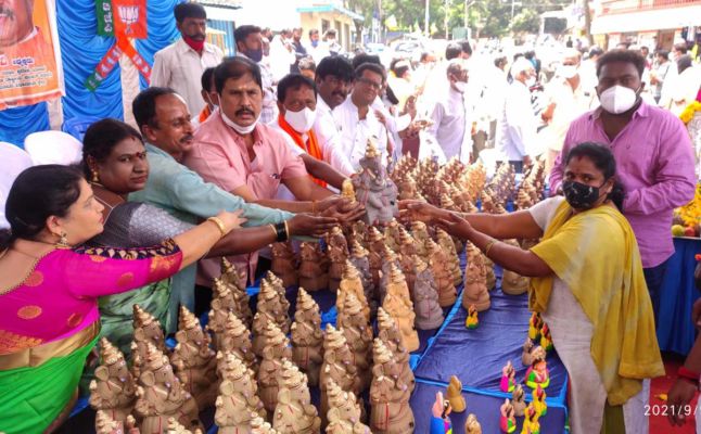 ಯಲಹಂಕ: ಗೌರಿ-ಗಣೇಶ ಮೂರ್ತಿ ವಿತರಣೆ