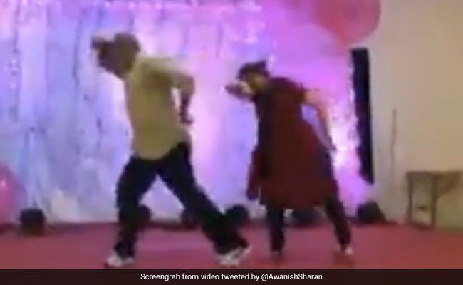 On Stage Uncle Aunty Performed A Dance Dance On Ranbir Kapoor S Song People Started Playing Whistles Watch Video News Kari English Dailyhunt dailyhunt