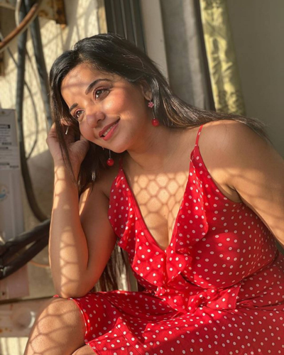 Monalisa In A Red Dress Click Here To See Her Pictures News Crab Dailyhunt