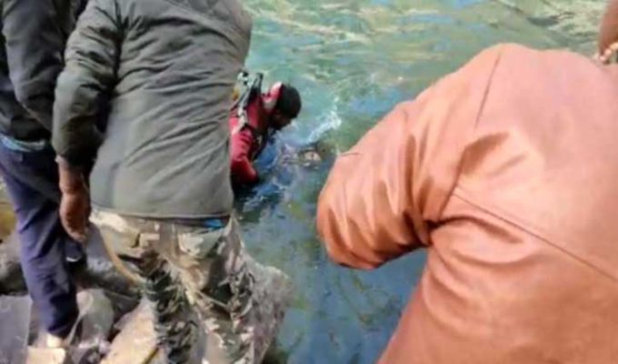 सेल्फी लेते #Kullu की पार्वती नदी में डूबे मेरठ के पर्यटक ...