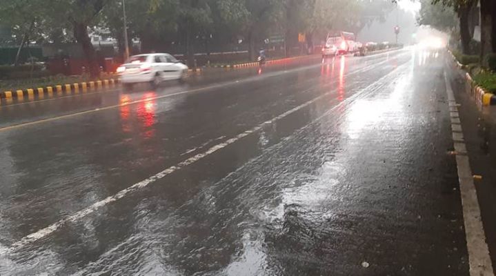 दिल्ली-एनसीआर में बदला मौसम का मिजाज, तेज हवाओं के साथ झमाझम बारिश शुरु