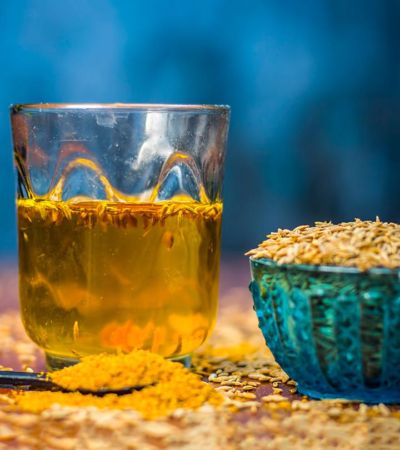 ஆனால் நாம் வெறுக்கும் சில பொருட்களில் மருத்துவக்குணம் நிறைந்திருக்கிறது. அதிலும் சில முக்கியமான உணவாக சீரகம் உள்ளது. குறிப்பாக தினமும் தண்ணீருடன் சிறிது சீரகத்தைப் போட்டு நன்கு கொதிக்க வைத்து 'சீரகக் குடிநீர்' தயார் செய்து வைத்துக் கொள்ளவும். இதை, நாள்முழுவதும், அவ்வப்போது பருகி வர, எந்தவித அஜீரணக் கோளாறுகளும் வராது. நீர்மூலம் பரவும் நோய்களைத் தடுக்கலாம். பசி ருசியைத் தூண்டும் தன்மையும் உண்டு. நாள்தோறும் சிறிது சீரகத்தை மென்று தின்று ஒரு டம்ளர் குளிர்ந்த நீரைக் குடித்தால் தலைச்சுற்று குணமாகும். அதுமட்டுமின்றி மோருடன் சீரகம், இஞ்சி, சிறிது உப்பு சேர்த்துக் கொண்டால் வாயுத் தொல்லை நீங்கும். ஒரு பாத்திரத்தில் கொஞ்சம் சீரகத்தை இஞ்சி, எலுமிச்சம் பழச்சாறில் கலந்து ஒருநாள் ஊறவைத்துக் கொள்ளவும். இதை, தினம் இருவேளை வீதம் மூன்று நாட்கள் சாப்பிட்டு வர, பித்தம் மொத்தமாகக் குணமாகும். சுக்கு, சீரகம், மிளகு, திப்பிலி ஆகியவற்றைத் தேனில் கலந்து சாப்பிட்டால் எல்லா உடல் உள்உறுப்புகளையும் சீராக இயங்கச் செய்வதோடு, கோளாறு ஏற்படாது தடுக்கும். எனவே, வாரம் ஒருமுற தடுப்பு முறையாகக் கூட இதைச் சாப்பிடலாம். திராட்சைப் பழச்சாறுடன், சிறிது சீரகத்தைத் தூள் சேர்த்துக் கொண்டால், ஆரம்பநிலை இரத்த அழுத்த நோய் குணமாகும். அதுமட்டுமின்றி, சிறிது சீரகம், நல்லமிளகு பொடித்து எண்ணெயிலிட்டுக் காய்ச்சி, அந்த எண்ணெயத் தலையில் தேய்த்துக் குளித்தால், கண் எரிச்சல், கண்ணிலிருந்து நீர் வடிதல் நீங்கும். அகத்திக்கீரையுடன், சீரகம், சின்னவெங்காயம் சேர்த்து கஷாயம் செய்து அத்துடன் கருப்பட்டி பொடித்திட்டு சாப்பிட்டால், மன அழுத்தம் மாறும். ஆரம்பநில மனநோய் குணமாகும். சீரகம், சுக்கு, மிளகு, தனியா, சித்தரத்தை இவ்வைந்தையும் சேர்த்துத் தூளாக்கி வைத்துக் கொள்ளவும். இதில் இரண்டு சிட்டிகை வீதம், தினம் இரண்டுவேளையாக சாப்பிட்டால், உடல் அசதி நீங்கி, புத்துணர்ச்சி ஏற்படும். மஞ்சள் வாழைப் பழத்துடன், சிறிது சீரகம் சேர்த்துச் சாப்பிட்டு வந்தால் உடல் எடை குறையும. அதுமட்டுமின்றி சீரகத்தை தினந்தோறும் சேர்த்துக் கொண்டால் நம் உடலில் ஏற்படும் மாற்றங்களை நாம் நன்கு அறிய முடியும். ஆனால் நாம் வெறுக்கும் சில பொருட்களில் மருத்துவக்குணம் நிறைந்திருக்கிறது. அதிலும் சில முக்கியமான உணவாக சீரகம் உள்ளது. குறிப்பாக தினமும் தண்ணீருடன் சிறிது சீரகத்தைப் போட்டு நன்கு கொதிக்க வைத்து 'சீரகக் குடிநீர்' தயார் செய்து வைத்துக் கொள்ளவும். இதை, நாள்முழுவதும், அவ்வப்போது பருகி வர, எந்தவித அஜீரணக் கோளாறுகளும் வராது. நீர்மூலம் பரவும் நோய்களைத் தடுக்கலாம். பசி ருசியைத் தூண்டும் தன்மையும் உண்டு. நாள்தோறும் சிறிது சீரகத்தை மென்று தின்று ஒரு டம்ளர் குளிர்ந்த நீரைக் குடித்தால் தலைச்சுற்று குணமாகும். அதுமட்டுமின்றி மோருடன் சீரகம், இஞ்சி, சிறிது உப்பு சேர்த்துக் கொண்டால் வாயுத் தொல்லை நீங்கும். ஒரு பாத்திரத்தில் கொஞ்சம் சீரகத்தை இஞ்சி, எலுமிச்சம் பழச்சாறில் கலந்து ஒருநாள் ஊறவைத்துக் கொள்ளவும். இதை, தினம் இருவேளை வீதம் மூன்று நாட்கள் சாப்பிட்டு வர, பித்தம் மொத்தமாகக் குணமாகும். சுக்கு, சீரகம், மிளகு, திப்பிலி ஆகியவற்றைத் தேனில் கலந்து சாப்பிட்டால் எல்லா உடல் உள்உறுப்புகளையும் சீராக இயங்கச் செய்வதோடு, கோளாறு ஏற்படாது தடுக்கும். எனவே, வாரம் ஒருமுற தடுப்பு முறையாகக் கூட இதைச் சாப்பிடலாம். திராட்சைப் பழச்சாறுடன், சிறிது சீரகத்தைத் தூள் சேர்த்துக் கொண்டால், ஆரம்பநிலை இரத்த அழுத்த நோய் குணமாகும். அதுமட்டுமின்றி, சிறிது சீரகம், நல்லமிளகு பொடித்து எண்ணெயிலிட்டுக் காய்ச்சி, அந்த எண்ணெயத் தலையில் தேய்த்துக் குளித்தால், கண் எரிச்சல், கண்ணிலிருந்து நீர் வடிதல் நீங்கும். அகத்திக்கீரையுடன், சீரகம், சின்னவெங்காயம் சேர்த்து கஷாயம் செய்து அத்துடன் கருப்பட்டி பொடித்திட்டு சாப்பிட்டால், மன அழுத்தம் மாறும். ஆரம்பநில மனநோய் குணமாகும். சீரகம், சுக்கு, மிளகு, தனியா, சித்தரத்தை இவ்வைந்தையும் சேர்த்துத் தூளாக்கி வைத்துக் கொள்ளவும். இதில் இரண்டு சிட்டிகை வீதம், தினம் இரண்டுவேளையாக சாப்பிட்டால், உடல் அசதி நீங்கி, புத்துணர்ச்சி ஏற்படும். மஞ்சள் வாழைப் பழத்துடன், சிறிது சீரகம் சேர்த்துச் சாப்பிட்டு வந்தால் உடல் எடை குறையும. அதுமட்டுமின்றி சீரகத்தை தினந்தோறும் சேர்த்துக் கொண்டால் நம் உடலில் ஏற்படும் மாற்றங்களை நாம் நன்கு அறிய முடியும்.