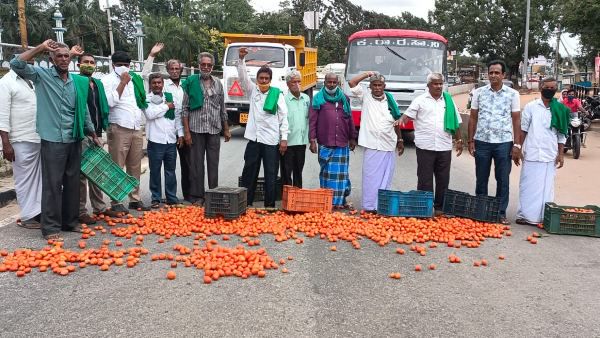 ಬೆಂಗಳೂರು-ಮೈಸೂರು ಹೆದ್ದಾರಿ ಮೇಲೆ ಟೊಮೆಟೊ ಸುರಿದ ರೈತರು