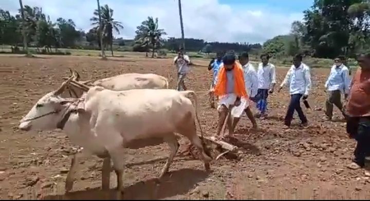 ಹೊಲ ಉಳುಮೆ ಮಾಡಿದ ಸಿ.ಟಿ.ರವಿ