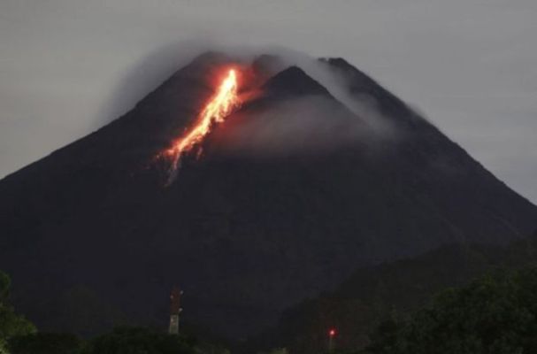 Indonesian Volcano Unleashes River Of Lava In New Eruption Udayavani English Dailyhunt