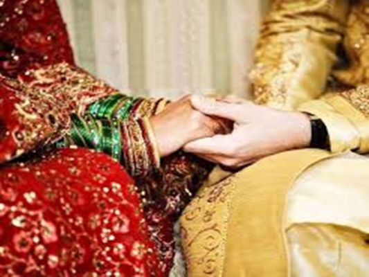 पहले छोटा भाई दिखाकर बड़े भाई से कर डाली शादी, फिर सास ने अपने चारों बेटों से संबंध... - Techno Update | DailyHunt