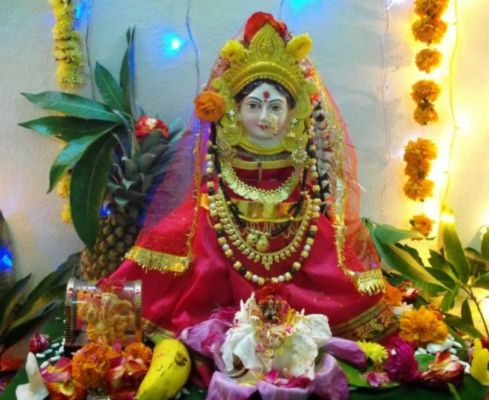 बढ़ रहे है खर्च और कम पड़ रही आमदनी, तो कर लो माँ लक्ष्मी का ये आसान सा उपाय बढ़ रहे है खर्च और कम पड़ रही आमदनी, तो कर लो माँ लक्ष्मी का ये आसान सा उपाय