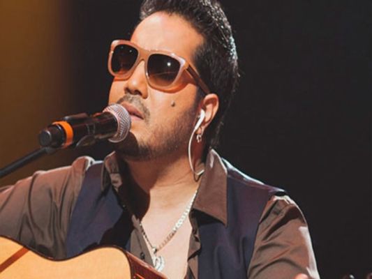 Mika Singh क्यों लगाकर रखते हैं आंखों पर हमेशा चश्मा, इस प्रश्न का उत्तर  जानकर हंसते हंसते हो जाएंगे लोटपोट - News India Live | DailyHunt