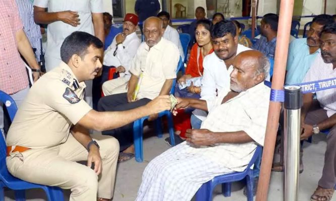 Tirupati Sp Avula Ramesh Reddy Takes Instant Step To Sort Out Elderly Person S Problem Thehansindia Dailyhunt