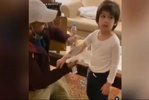 Taimur Ali Khan Got Tattooed On His Arm At The Age Of Just 4 News Crab Dailyhunt Today taimur ali khan is 3 years old. dailyhunt