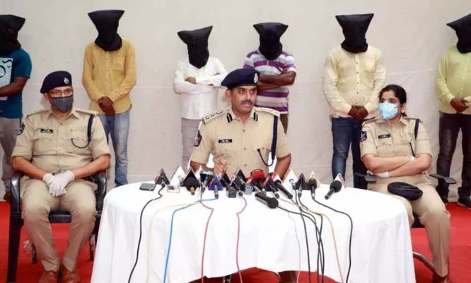 Tirupati Urban Police Nabbed 13 Persons In A Land Grabbing Case Thehansindia Dailyhunt