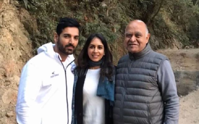 Father S Day 2020 John Abraham S Wife Priya Shares Some Rare Pics Writes Some Special Words For Her Dad Laughingcolours English Dailyhunt John met priya, an nri financial analyst and investment banker from the united states in 2010 in mumbai. john abraham s wife priya shares some