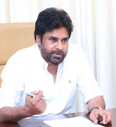 పవన్ కళ్యాణ్కు పోలీసుల షాక్
