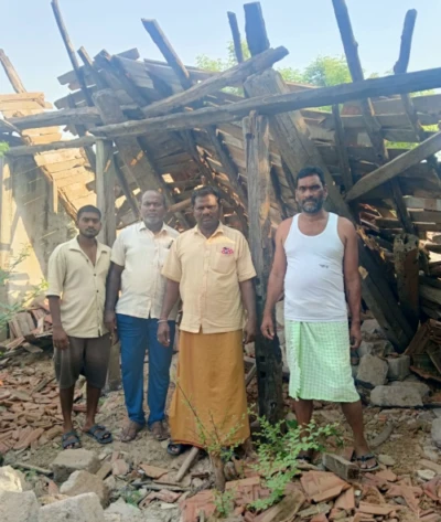 బ్లాస్టింగ్ దెబ్బకు కూలిన ఇండ్లు
