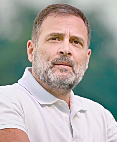 معاشی طوفان سر پر ہے اوروزیر اعظم اٹلی میں ٹافی بانٹ رہے ہیں