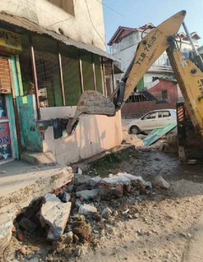 NHAI removes illegal structures from Baijnath market