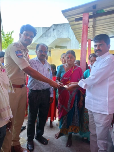 వడదెబ్బతో హమాలి మృతి.. ఆర్థిక సాయం అందజేత