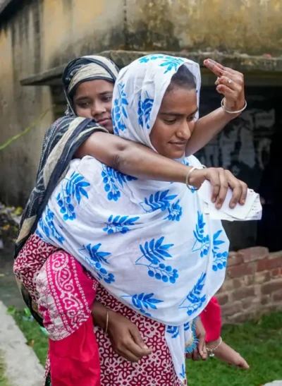 बंगाल में फिर मचेगा चुनावी घमासान: डायमंड हार्बर और मगरहाट के 15 बूथों पर री-पोलिंग शुरू, EVM खराब होने पर वोटरों का हंगामा