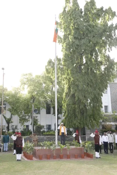 महाराष्ट्र दिनानिमित्त मराठवाडा विद्यापीठात ध्वजारोहण