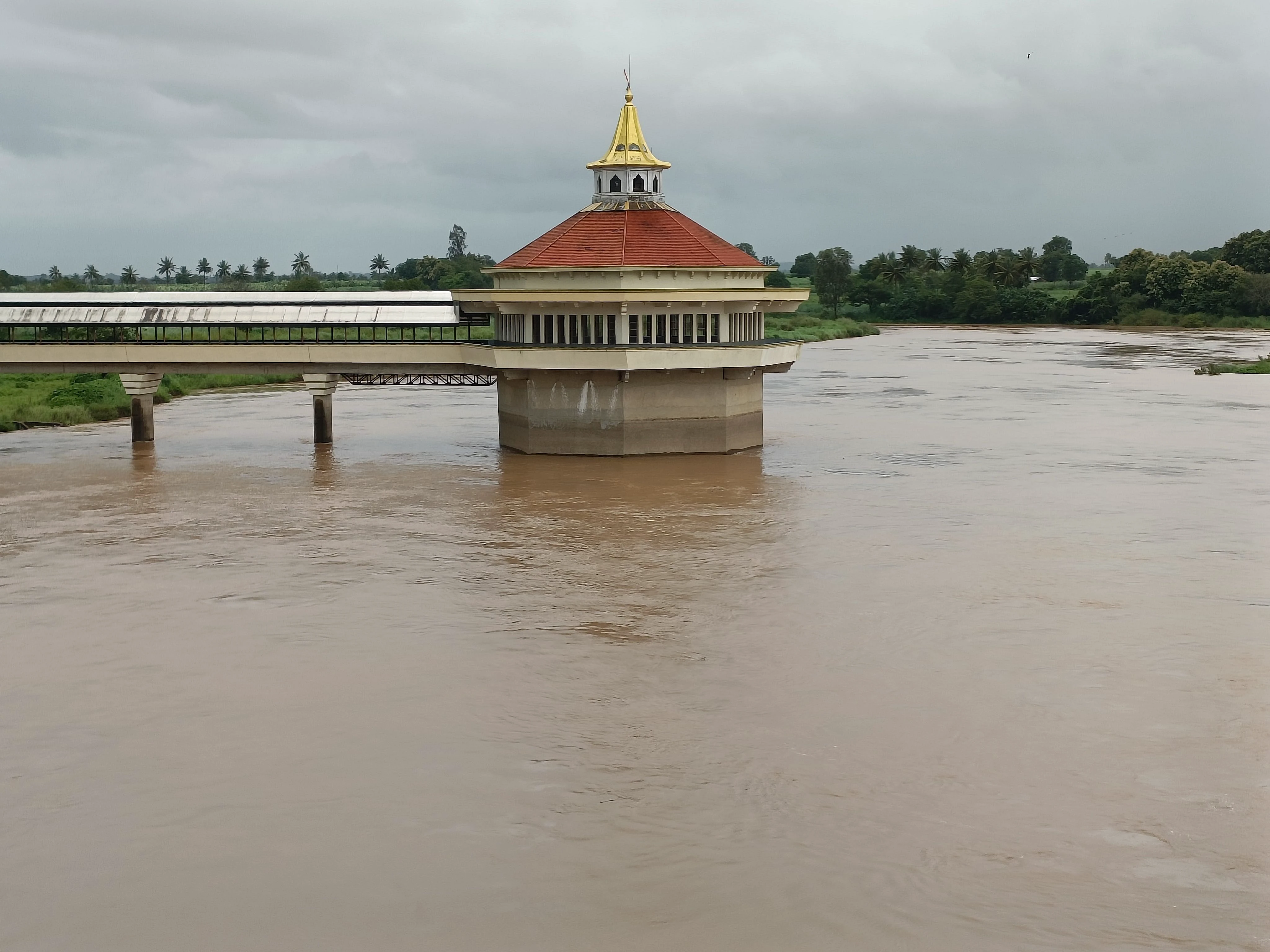 ಮೈದುಂಬಿ ಹರಿಯುತ್ತಿರುವ ಮಲಪ್ರಭೆ