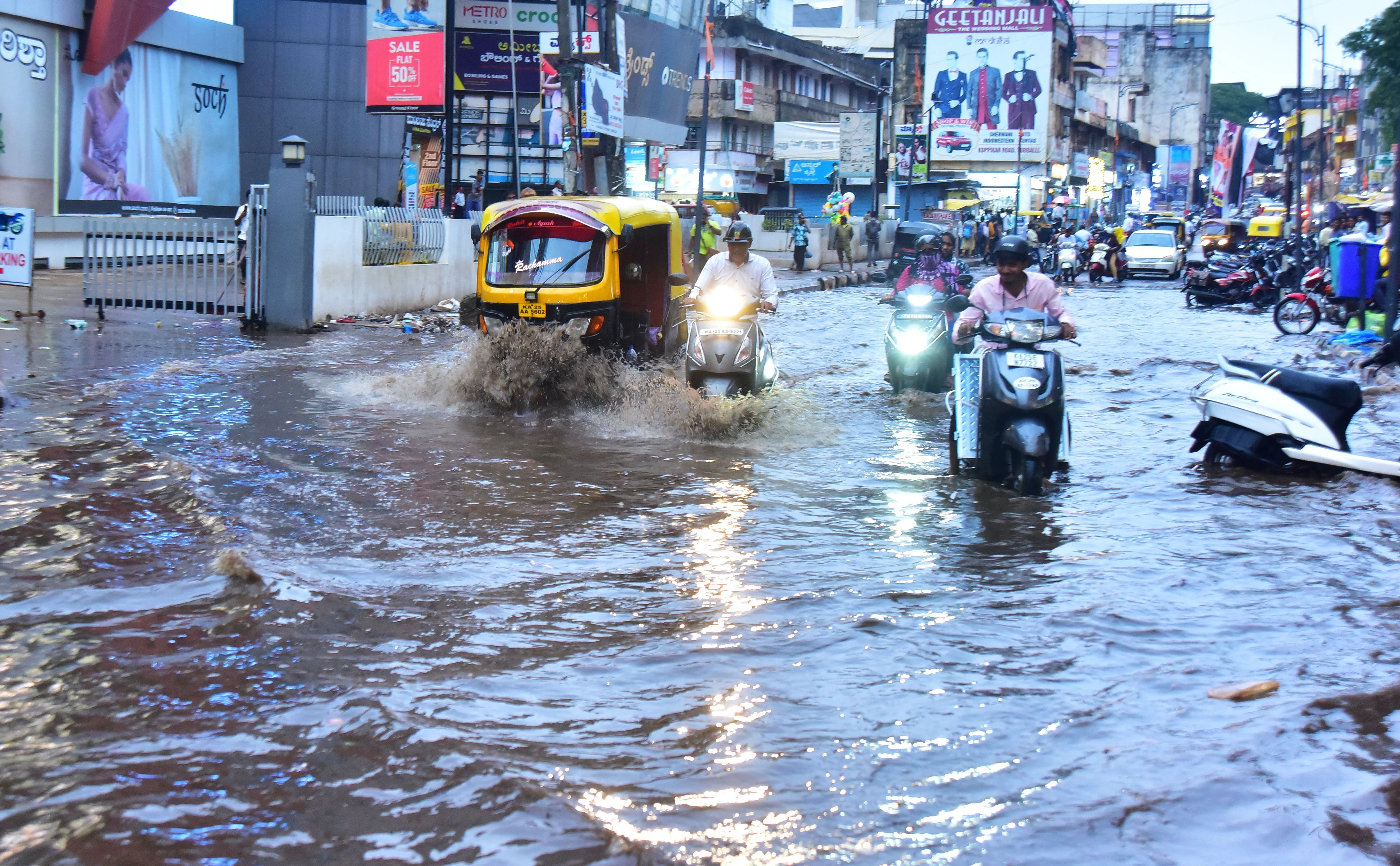ಹುಬ್ಬಳ್ಳಿ, ಶಿರಸಿಯಲ್ಲಿ ಧಾರಾಕಾರ ಮಳೆ
