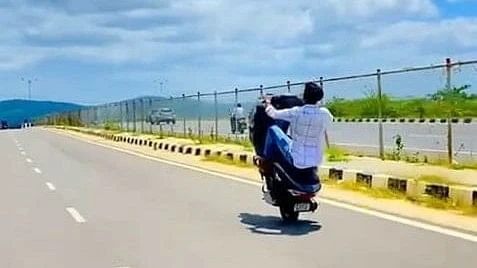 ಬಾಲಕನಿಂದ ವ್ಹೀಲಿಂಗ್; ವಾಹನ ಜಪ್ತಿ
