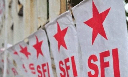 എസ്‌എഫ്‌ഐയുടെ കൊടിമരം തകര്‍ത്ത സംഭവത്തില്‍ കോര്‍പ്പറേഷന്‍ കൗണ്‍സിലറും യൂത്ത് കോണ്‍ഗ്രസ് നേതാക്കളും അറസ്റ്റില്‍